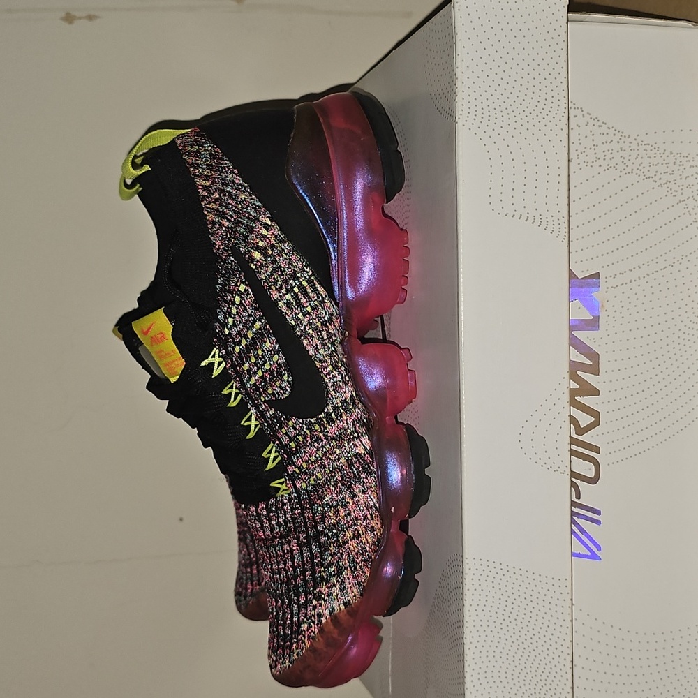 Women Air Vapormax flyknit 3- size 7.5